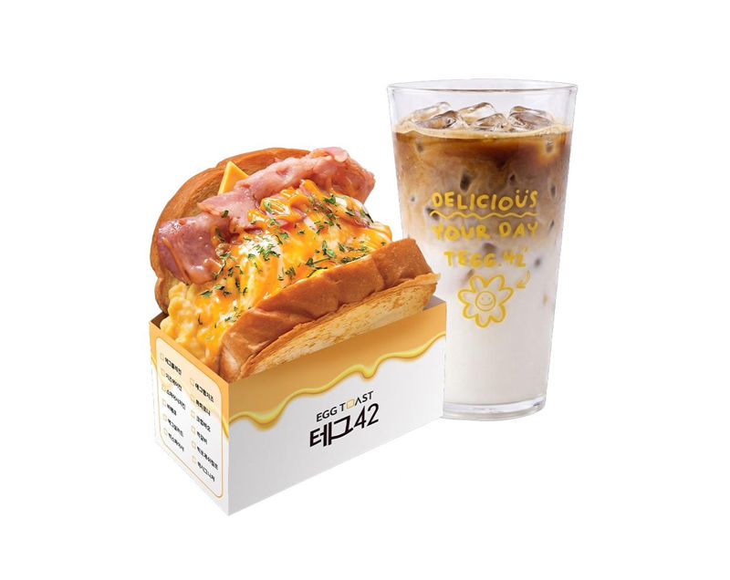 카페라떼와 에그 토스트 세트